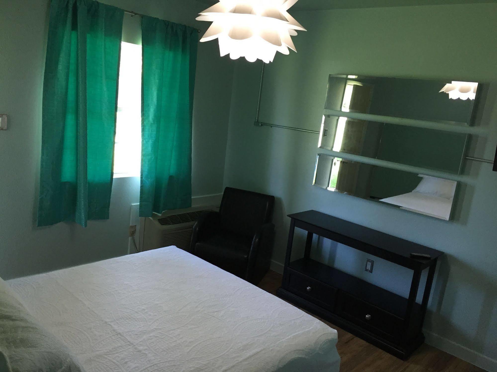 Rooms At The Pecan Olmito Екстер'єр фото